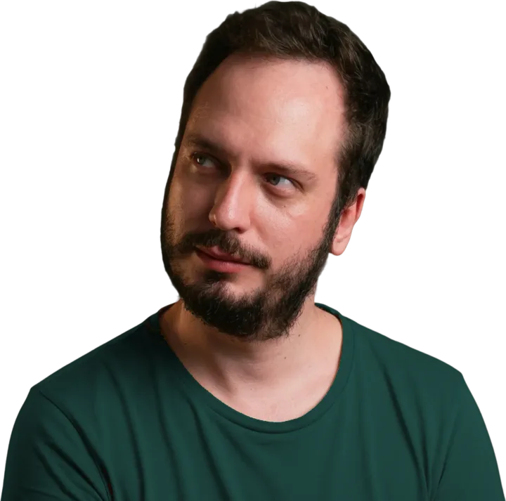 Juan Pablo Pérez, Design Lead de JG Digital Studio, mirando hacia un lado con camiseta verde oscuro